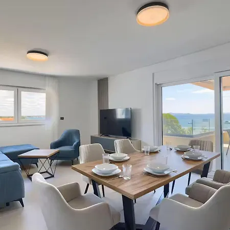 아파트 3 Bedroom Lovely In *